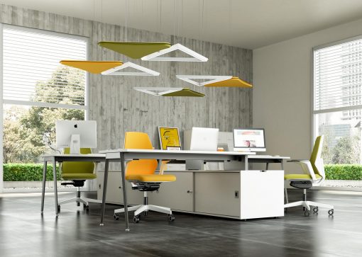 Panneau acoustique suspendu plafond éclairage intégré forme triangulaire dans un espace de travail- osmoz-mobilier.com